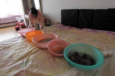 兴隆楼上漏水，住户失联，小区没物管，业主维权难！律师来支招……
